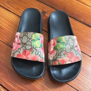 Gucci bloom slides. Authentic. In good  condition